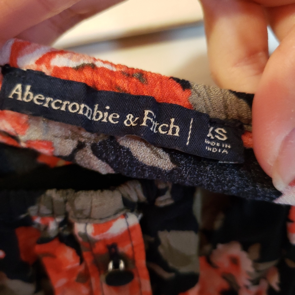 Abercrombie and Fitch Off the Shoulder Top - Picture 3 of 4